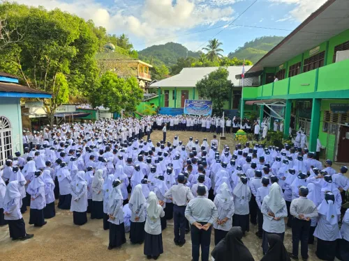 Upacara Bendera : Pembina Sampaikan Akan Petingnya Hormati Orang Tua